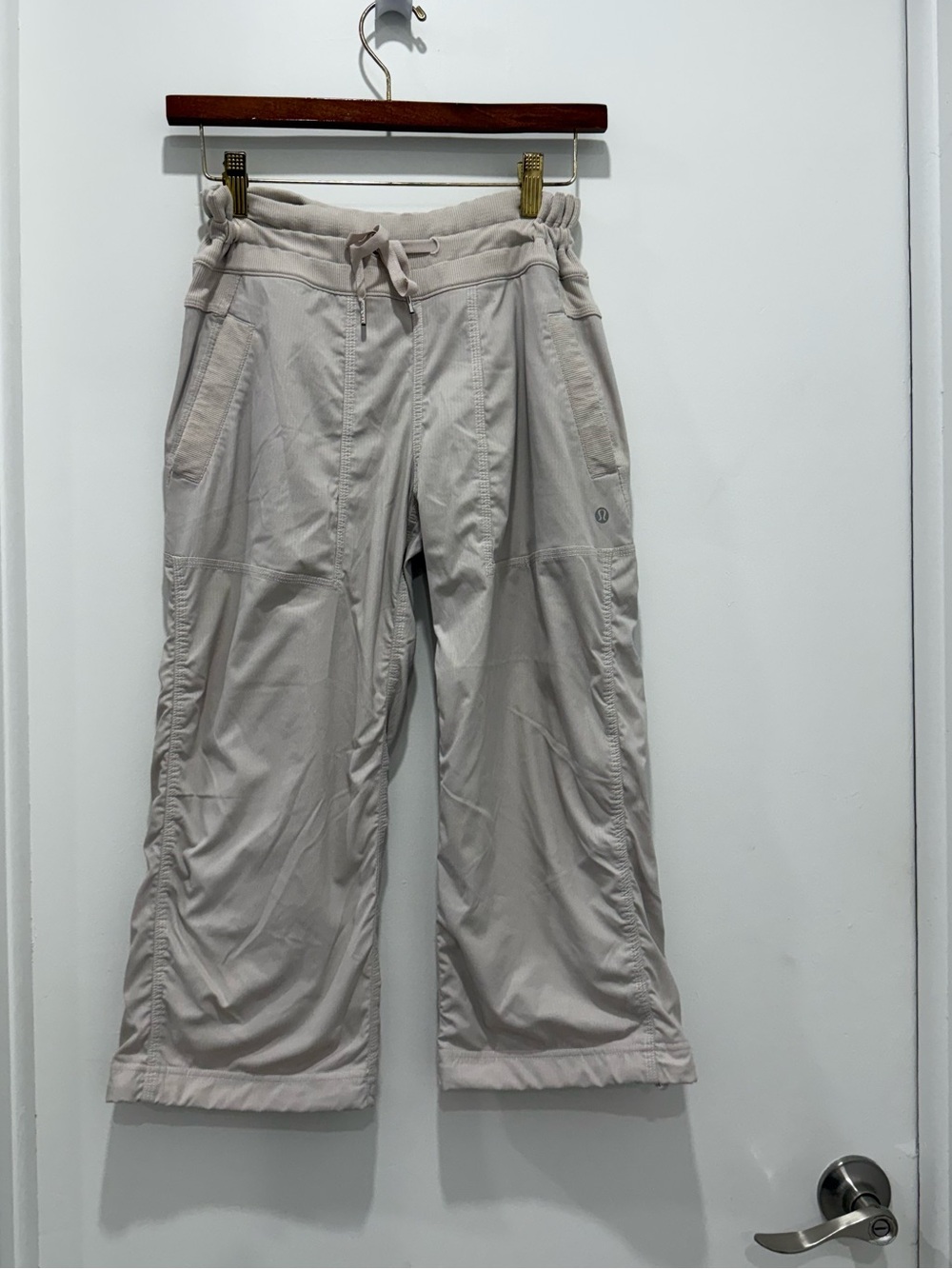 Lululemon Mid-Rise Dove Light Grey Size 6 Crop Pants Adjustable Leg Bottom